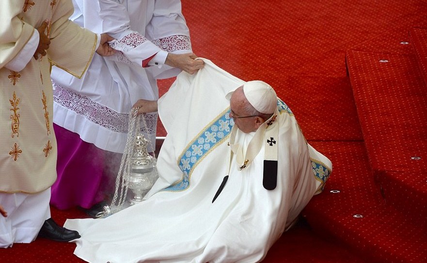 Papa Francisc se prăbuşeşete în timpul unei slujbe religioase în Polonia, 28 iulie 2016