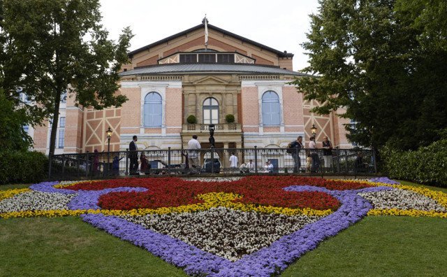 Festivalul de la Bayreuth respinge covorul roşu dedicat salutării oaspeţilor din sfera politică şi proeminenţelor.
 