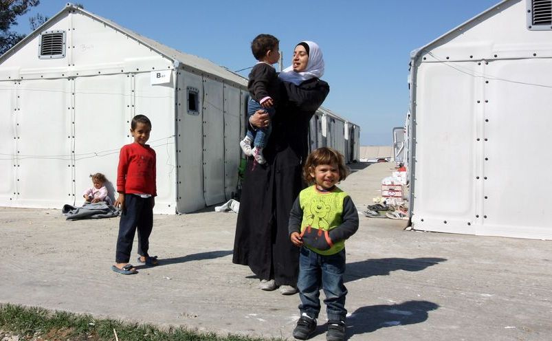 Familie de refugiaţi în tabăra Diavata din Grecia.