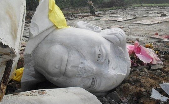 Statuie a lui Mao, distrusă în oraşul Wenchang, Proviciaz Hainan, 2011.
  (Foto: Screenshot Weibo – Epoch Times Germania)