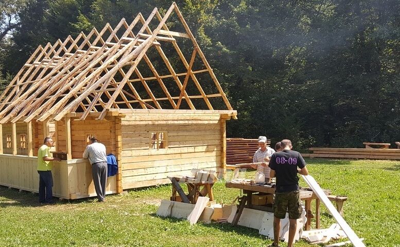 Replica unei case tradiţionale din Mărginimea Sibiului, scoasă la  vânzare, aceasta putând fi demontată şi montată într-un alt loc decât  Muzeul Astra din Sibiu, în câteva ore. (tribuna.ro)