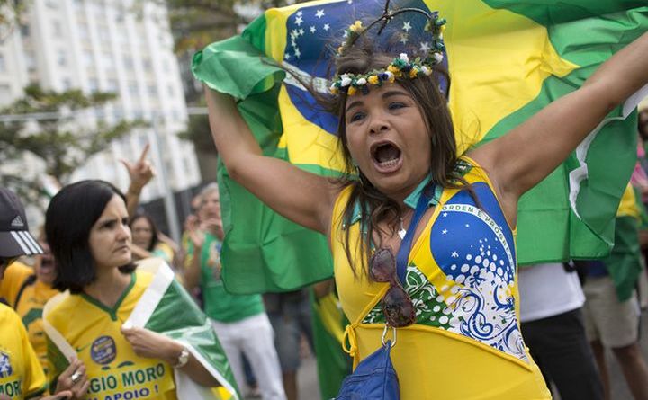 Protest împotriva preşedintei Dilma Rousseff pe plaja Copacabana din Rio   de Janeiro, 31 iulie 2016. (Captură Foto)