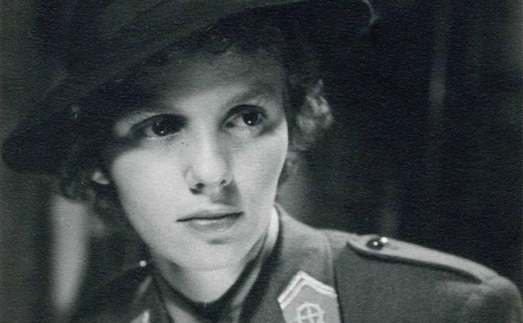 Regina Ana, pe când servea ca voluntar alături de Forţele Franceze Libere (sub comanda generalului Charles du Gaulle)