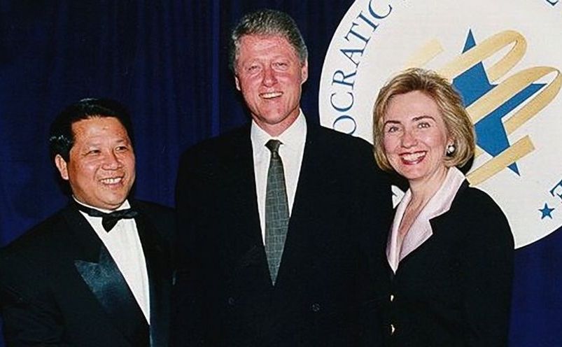Ng Lap Seng (st), Bill Clinton şi Hillary Clinton.