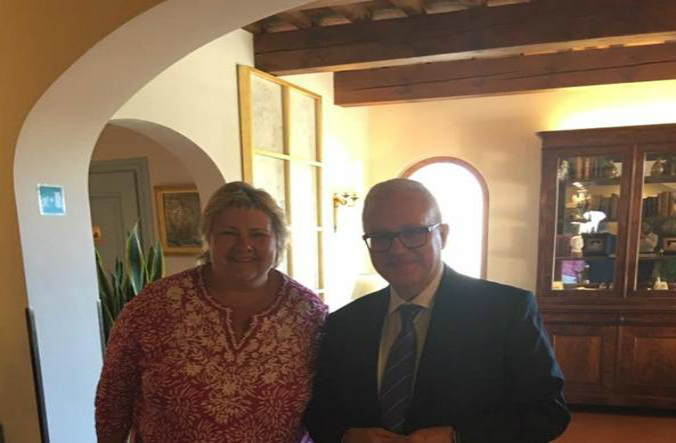 Erna Solberg, primul ministru al Norvegiei împreună cu Giancarlo Carniani, directorul hotelului Villa Olmi