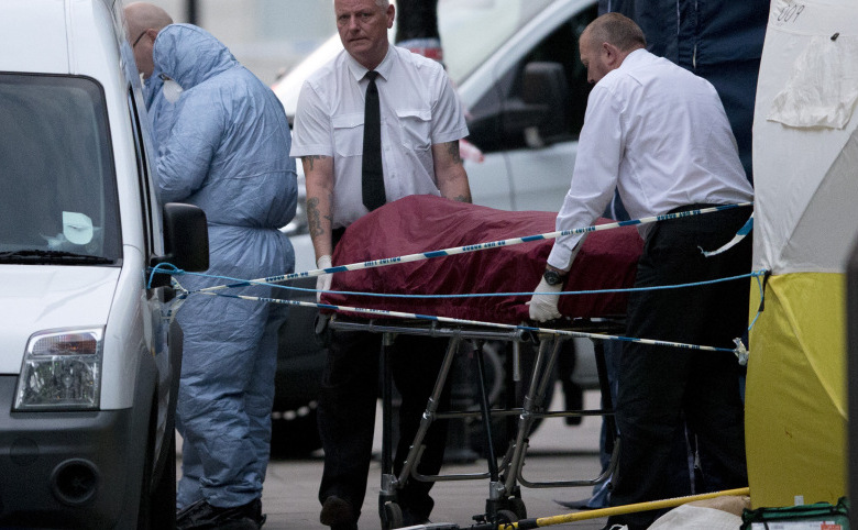 O echipă a ambulanţei ridică trupul unei femei ucise în Londra în noaptea zilei de 3 august 2016. (Justin Tallis/AFP/Getty Images)