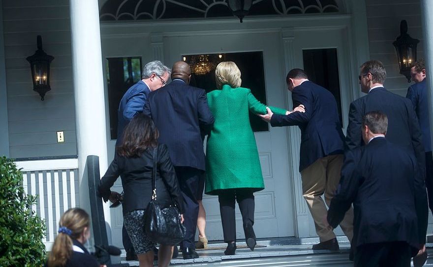 Hillary Clinton având probleme la urcatul scărilor, 24 februarie, 2016 în North Charleston