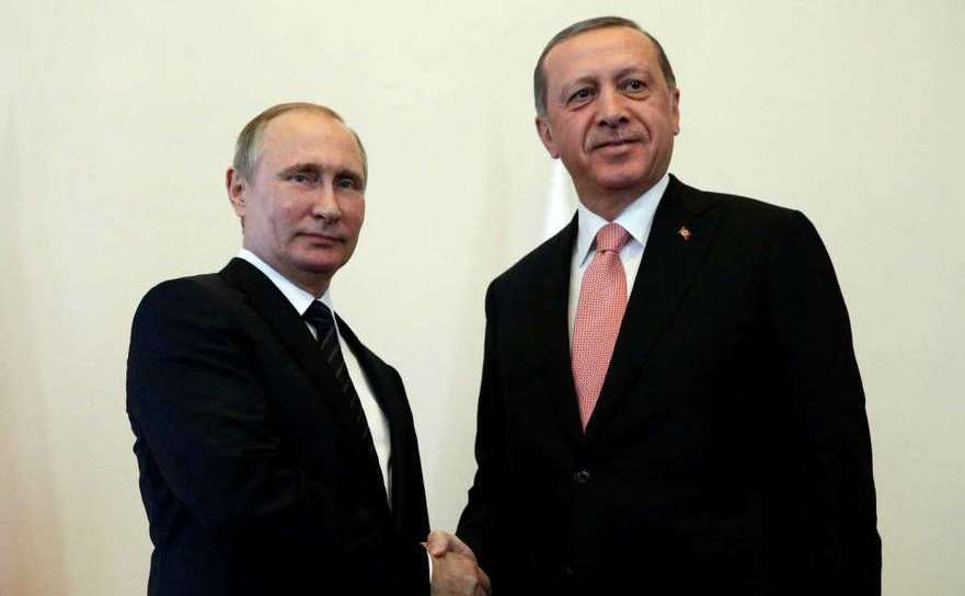 Preşedintele rus Vladimir Putin (st) îl întâmpină pe omologul său turc Recep Tayyip Erdogan în palatul Konstantin de lângă St. Petersburg, Rusia, 9 august 2016.