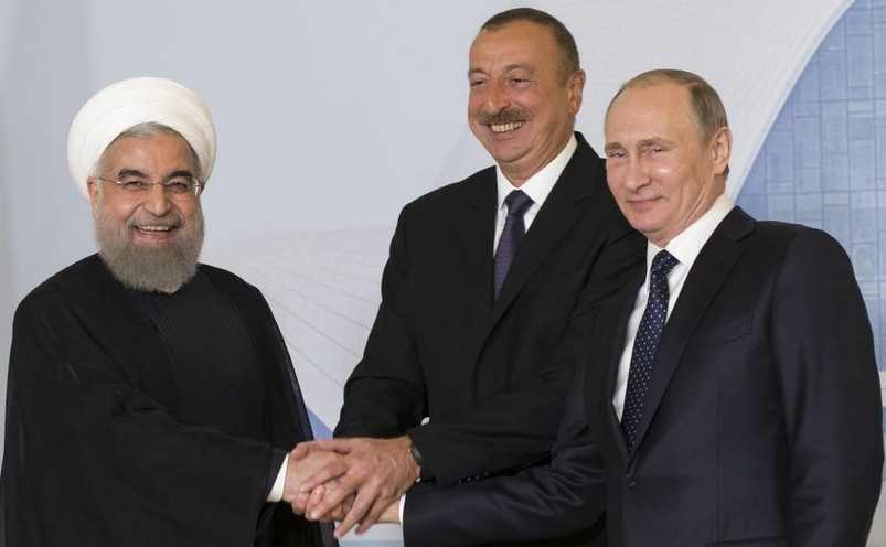 Preşedintele  iranian Rouhani (st), preşedintele azer Aliyev (centru) şi omologul lor  rus Putin pozează în timpul întâlnirii lor din Baku, Azerbaidjan, 8  august 2016.