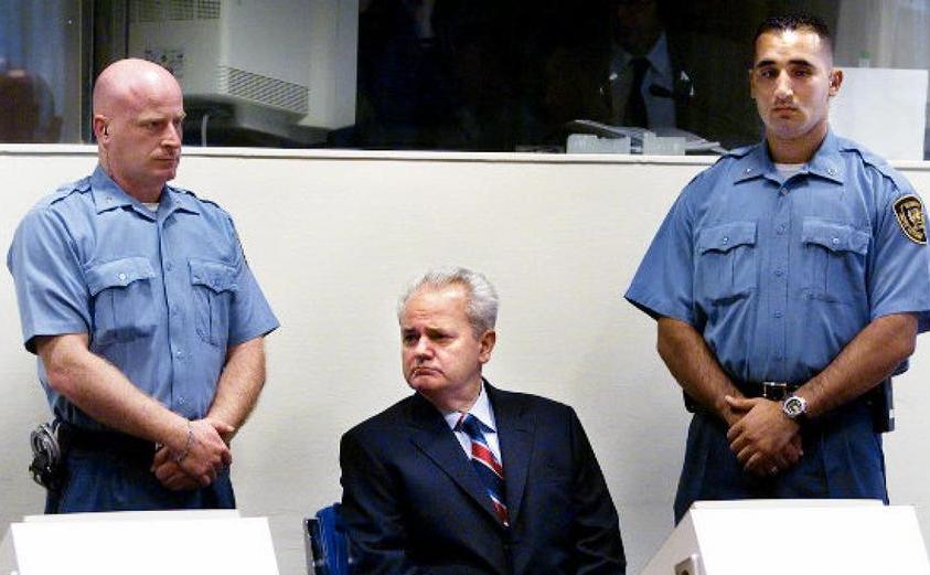 Slobodan Milosevic în timpul procesului său din Haga, 3 iulie 2001.
