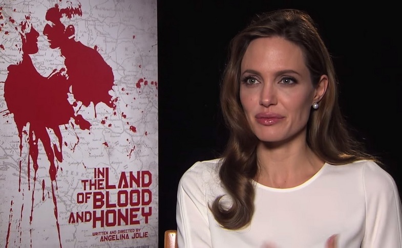Angelina Jolie în timpul interviului în Balkan Spirit