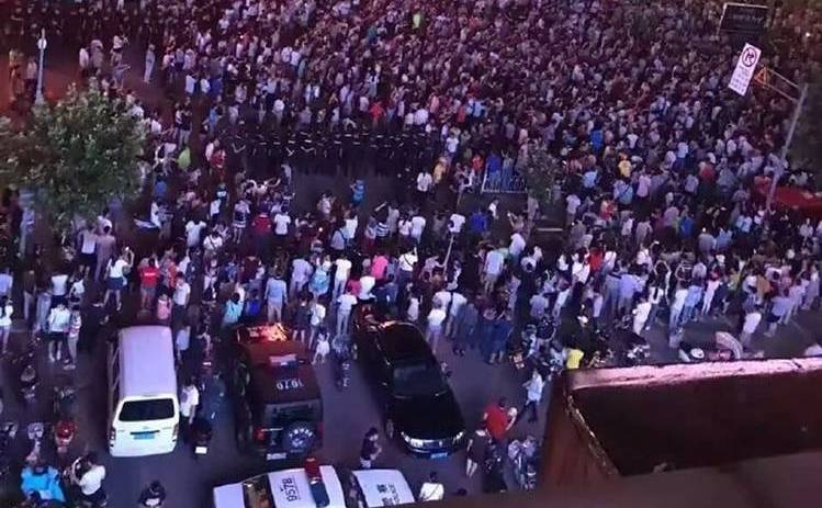 Mii de oameni protestează în oraşul chinez Lianyungang împotriva construirii unei centrale de procesare a deşeurilor nucleare. (Captură Foto)