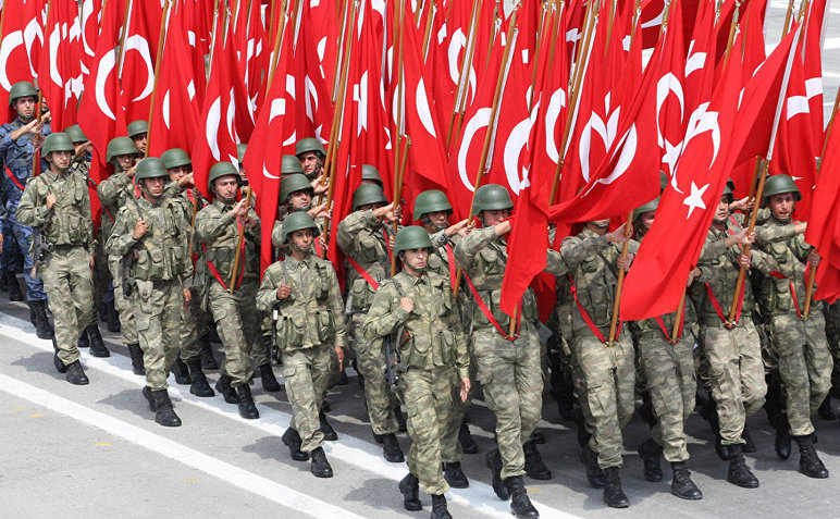 Soldaţi turci.