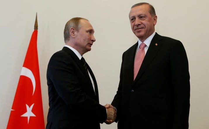 Preşedintele rus Vladimir Putin (st) şi omologul său turc Recep Tayyip Erdogan în St. Petersburg, 9 august 2016.