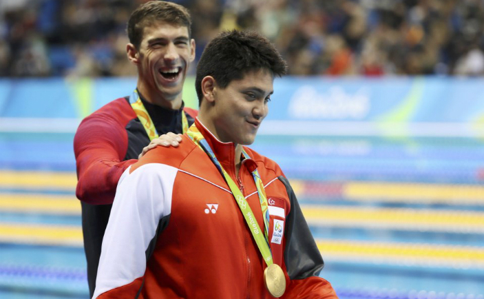 Michael Phelps (stânga) şi Joseph Schooling (dreapta)
