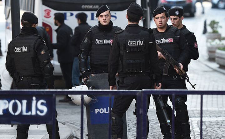 Poliţişti turci. (Captură Foto)