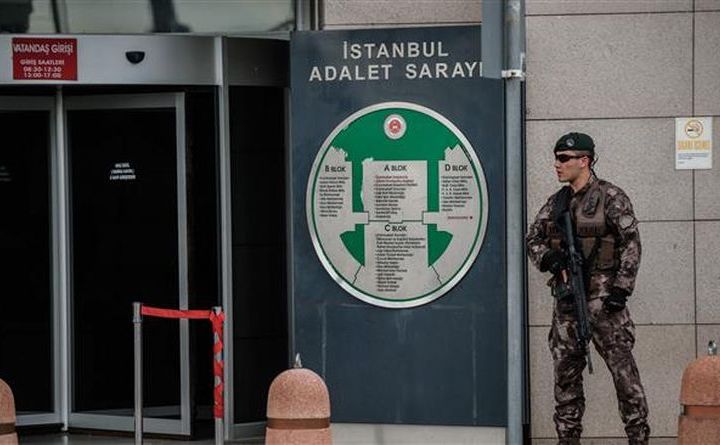 Poliţist turc stă în faţa Palatului Justiţiei din Istanbul, 20 iulie 2016. (Captură Foto)