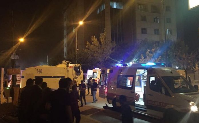 Ambulanţe şi forţe de ordine la scena atacului din Van, Turcia, 17 august 2016. (Captură Foto)