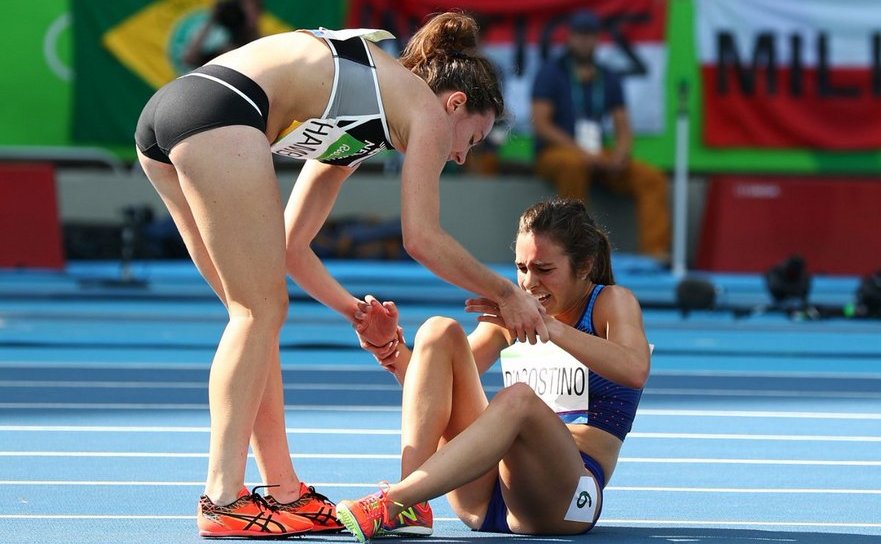 Atleta americană Abbey  D'Agostino alături de neozeelandeza Nikki Hamblin, dând dovadă de fair-play reciproc în proba feminină de 5.000 de metri de la Rio de Janeiro.
