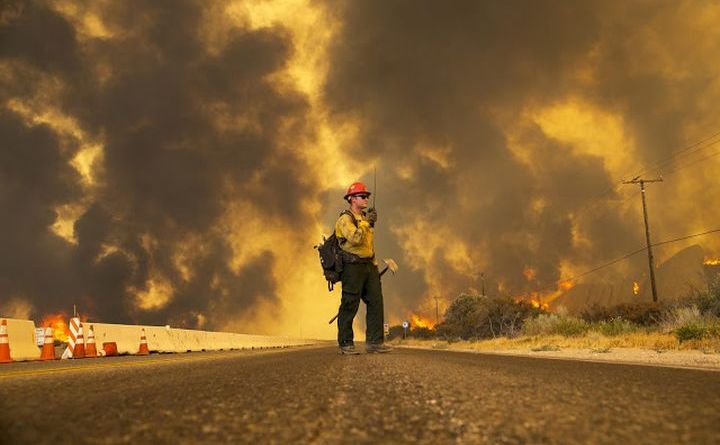 Pompier în timpul unui incendiu masiv în statul american California, 18 august 2016.