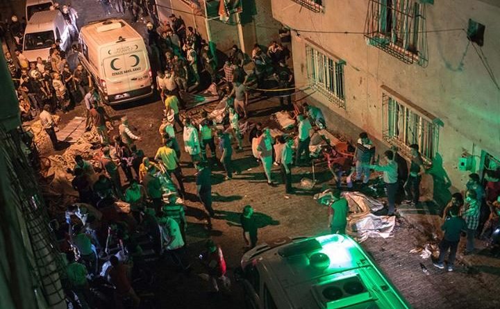 Ambulanţe sosesc la locul unei explozii în oraşul Gaziantep, Turcia, 20 august 2016. (Captură Foto)