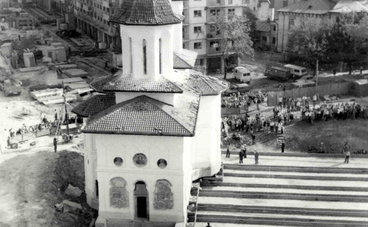Biserica Olari, Bucureşti. Monumentul istoric a fost deplasat pe o distanţă de 58 de metri, în 1982, pentru a fi salvată de planul demenţial de demolări ordonat de Ceauşescu. (probr.ro)