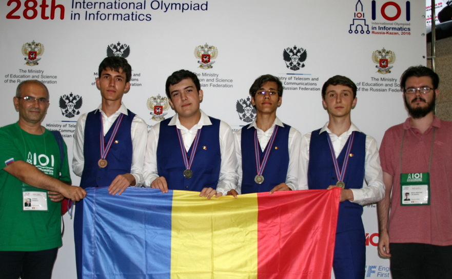 Elevii români medaliaţi la Olimpiada Internaţională de Informatică (Kazan, Rusia, 2016) şi profesorii lor.
