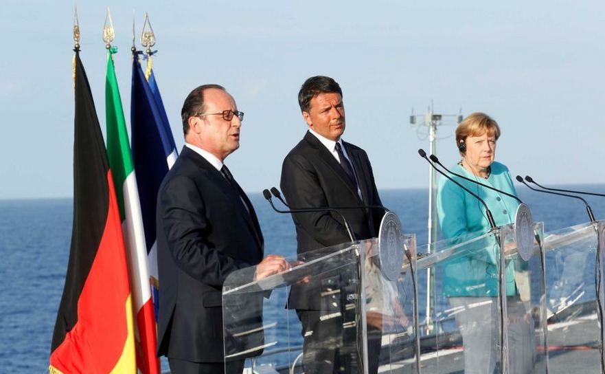 (De la st la dr) Preşedintele francez Francois Hollande, premierul italian Matteo Renzi şi cancelarul german Angela Merkel participă la o conferinţă de presă pe portavionul italian Garibaldi, în Ventotene, Italia, 22 august 2016.