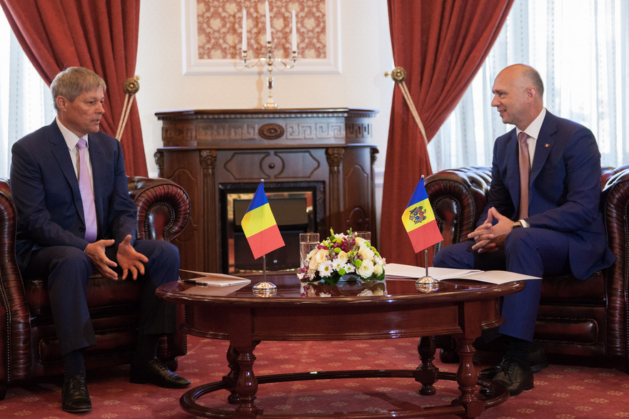 Premierul român Dacian Cioloş împreună cu cel moldovean, Pavel Filip (gov.md)