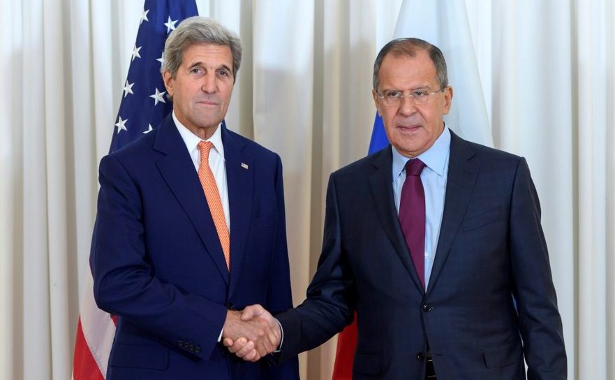 Secretarul de stat american John Kerry (st) şi ministrul rus de externe Serghei Lavrov îşi strâng mâinile în timpul unei întâlniri la Geneva, 26 august 2016.