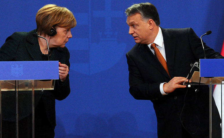 Cancelarul german Angela Merkel (st) şi premierul ungar Viktor Orban (Arhivă). (Captură Foto)