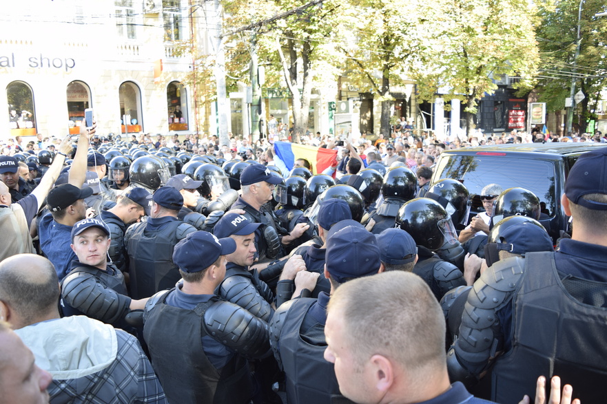Întâlnirea dintre poliţie şi protestatari de Ziua Independenţei la Chişinău (Epoch Times România)