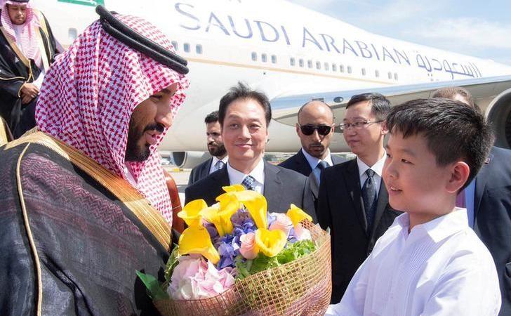 Prinţul saudit încoronat Mohammed bin Salman (st) este întâmpinat la sosirea sa în Beijing, China, 29 august 2016. (Captură Foto)