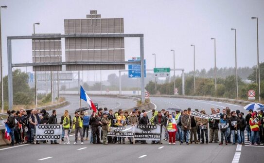 Rezidenţi ai oraşului nordic francez Calais afişează bannere şi steaguri naţionale blocând autostrada A16 în 5 septembrie 2016. Manifestanţii cer închiderea taberei de imigranţi din Calais. (Philippe Huguen/AFP/Getty Images)