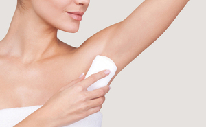 Deodoranţii care conţin săruri de aluminiu pot provoca tumori. (Captură Foto)