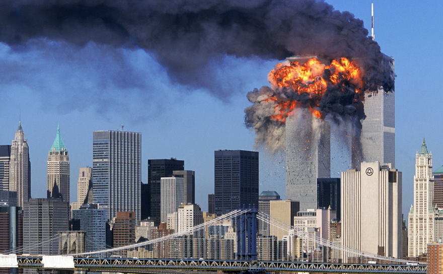 Turnurile Gemene ale World Trade Center cuprinse de flăcări în 11 septembrie 2001. (Captură Foto)