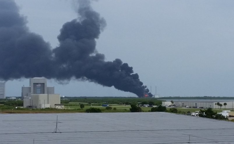 Fum negru se ridică de la Cape Canaveral, Florida, 1 septembrie 2016.