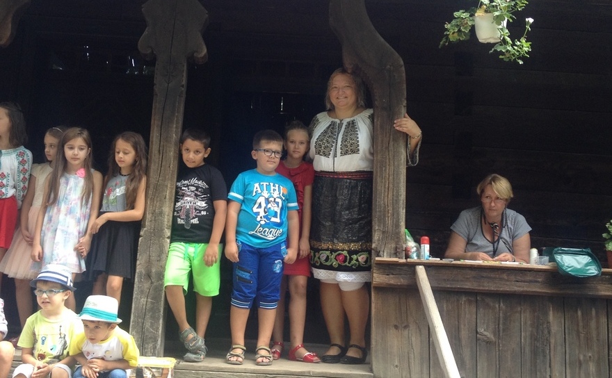 Nicoleta Zagura şi elevii săi, la Muzeul Satului (Epoch Times)