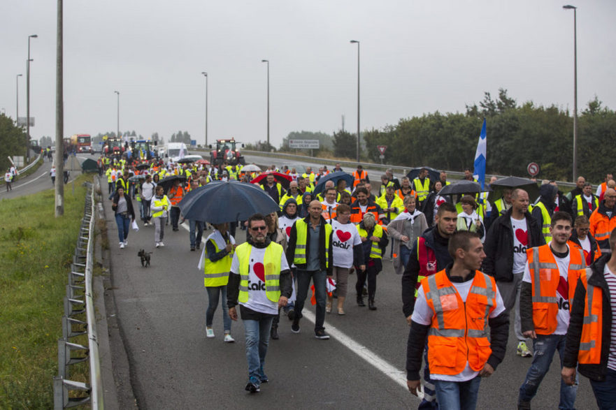 Rezidenţi ai oraşului nordic francez Calais afişează bannere şi steaguri naţionale blocând autostrada A16 în 5 septembrie 2016. Manifestanţii cer închiderea taberei de imigranţi din Calais.