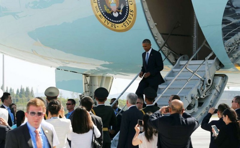 Preşedintele american Barack Obama foloseşte ieşirea de urgenţă a avionului la sosirea în Hangzhou, China, 3 septembrie 2016.
