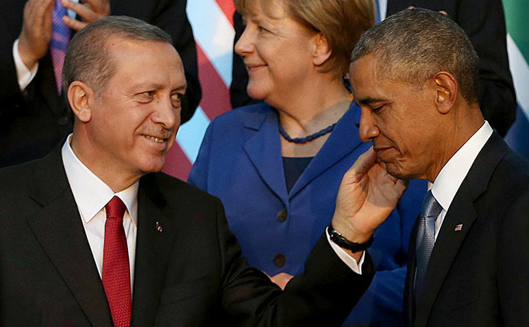 Preşedintele turc Recep Tayyip Erdogan (st) şi omologul său american Barack Obama. În centru, cancelarul german Angela Merkel.