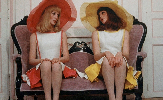 Catherine Deneuve şi Françoise Dorléac în filmul „Les Demoiselles de Rochefort” regizat de Jacques Demy, 1967. (programme-television.org)