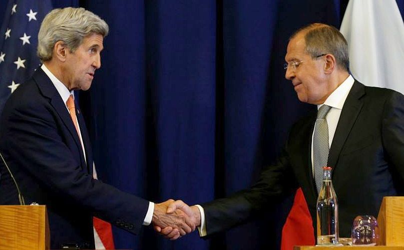 Secretarul de stat american John Kerry (st) dă mâna cu ministrul rus de externe Serghei Lavrov la finalul unei conferinţe de presă organizată după întâlnirea lor din Geneva, Elveţia, 9 septembrie 2016.