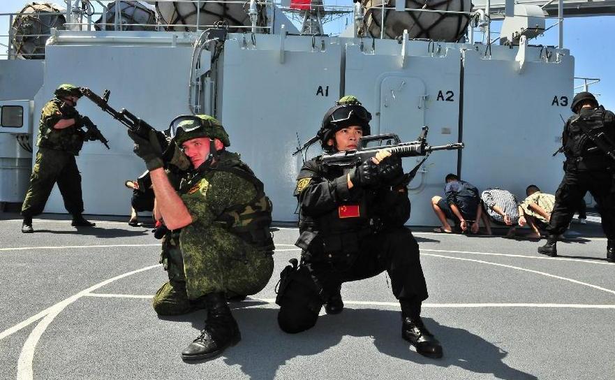 Fotografie realizată în 17 mai 2015 prezintă soldaţi chinezi şi ruşi în timpul exerciţiului maritim comun ruso-chinez Joint Sea-2015.