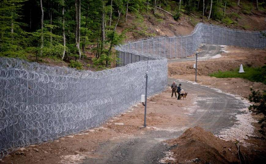 Un gard de sârmă ghimpată este văzut în apropiere de oraşul bulgar Tarnovo la frontiera dintre Bulgaria şi Turcia.