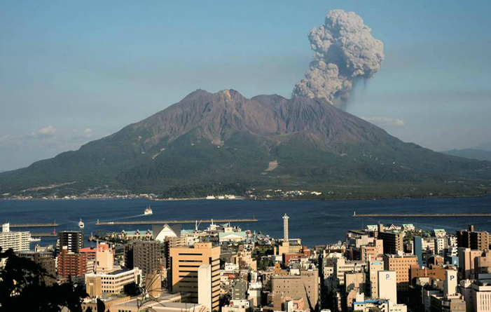 Vulcanul Sakurajima din prefectura Kagoshima, situat pe cea mai sudică insulă a arhipelagului japonez, Kyushu (Google image)