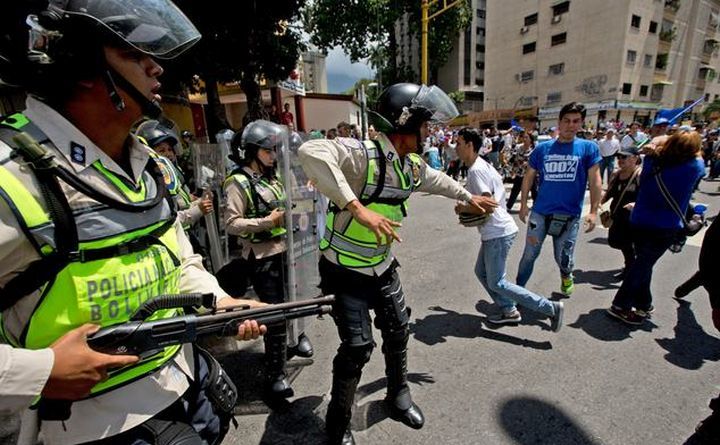 Ofiţerii de poliţie încearcă să disperseze manifestanţi anti-guvern în Caracas, Venezuela, 16 septembrie 2016. (Captură Foto)