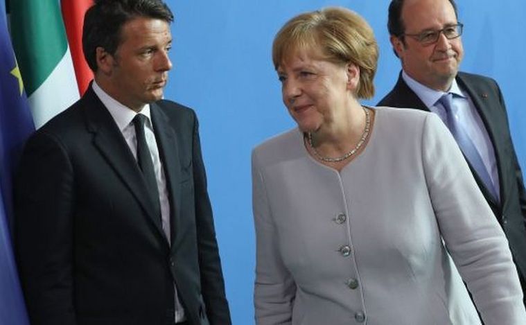 (De la st la dr) Premierul italian Matteo Renzi, cancelarul german Angela Merkel şi preşedintele francez Francois Hollande (arhivă).