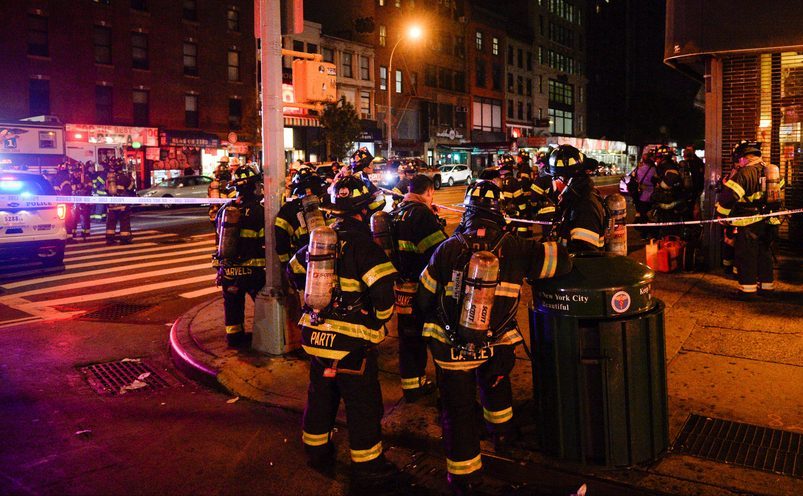 Pompierii stau în apropierea locului unei explozii în Manhattan,  New York, 17 septembrie 2016.
