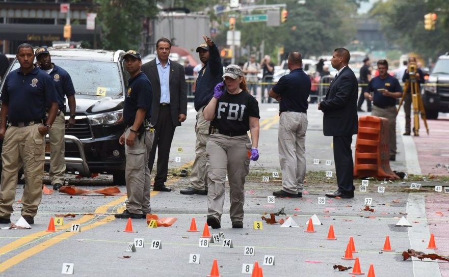 Guvernatorul statului New York, Andrew Cuomo, inspectează locul unei explozii masive în Manhattan, New York City, SUA, 18 septembrie 2016. (Captură Foto)